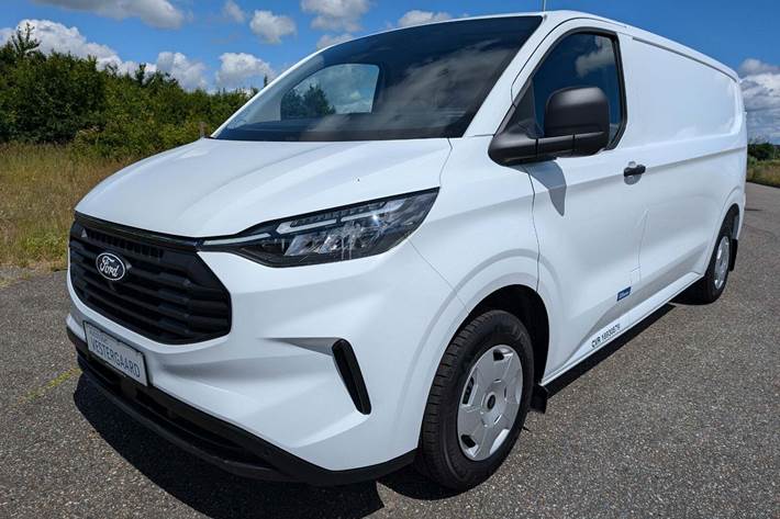 Hvid Ford Transit Custom 300L fra 2023 set udefra