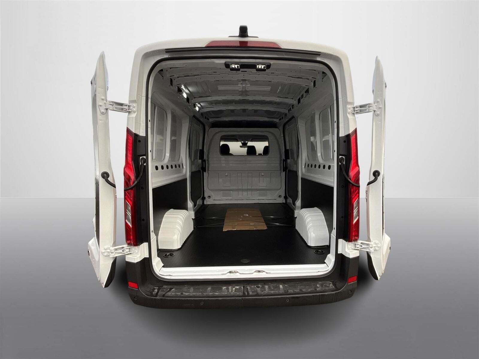 Hvid Maxus Deliver9 fra 2024