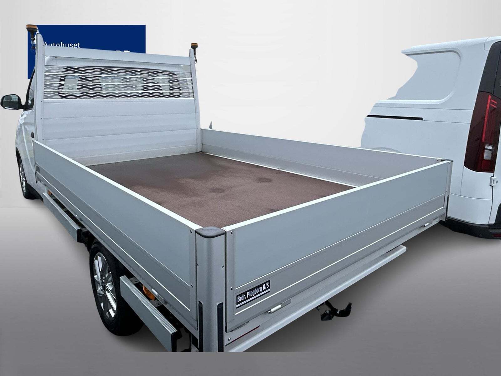 Beige Maxus e-Deliver 3 fra 2024 set udefra
