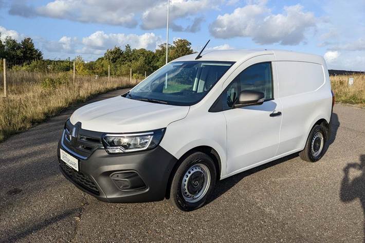Hvid Renault Kangoo fra 2023 set udefra