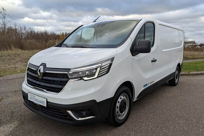 Hvid Renault Trafic fra 2022 set udefra
