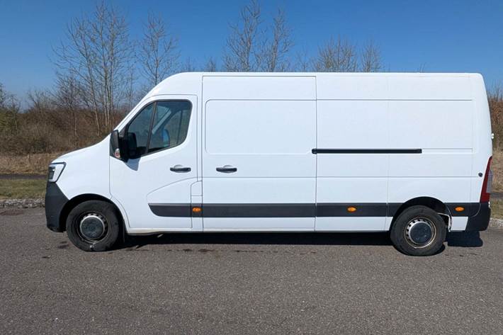 Hvid Renault Master IV T35 fra 2022 set udefra