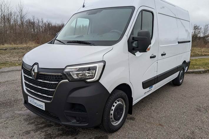 Hvid Renault Master IV T33 fra 2023 set udefra