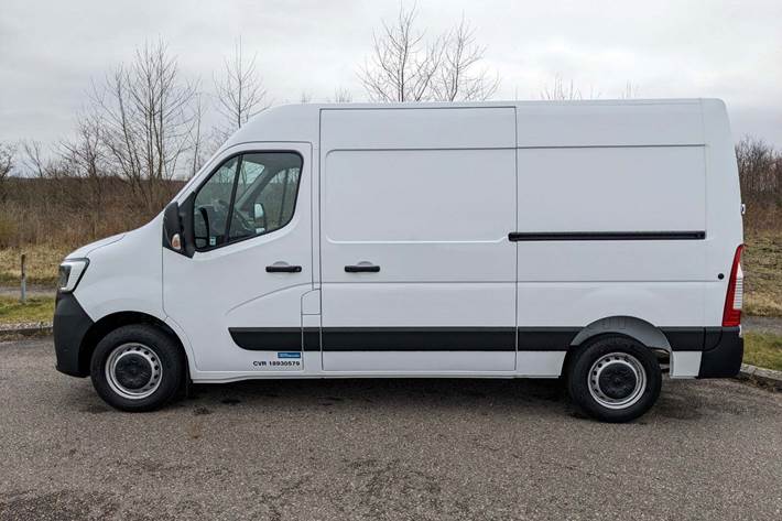 Hvid Renault Master IV T33 fra 2023