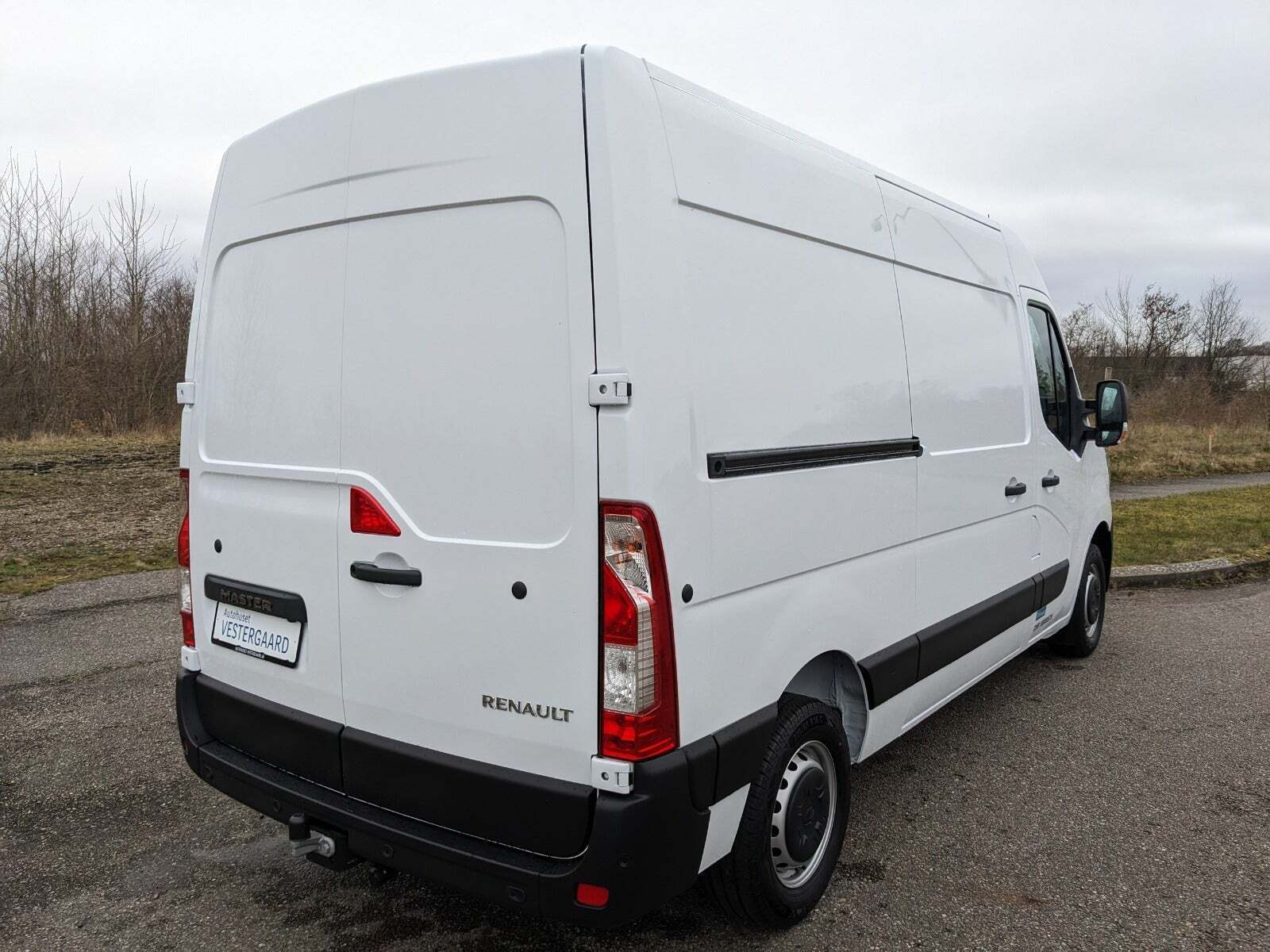 Hvid Renault Master IV T33 fra 2023 set udefra