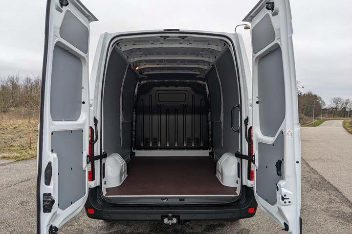 Hvid Renault Master IV T33 fra 2023 set udefra