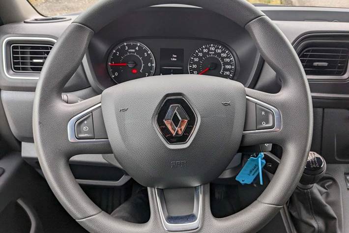 Hvid Renault Master IV T33 fra 2023