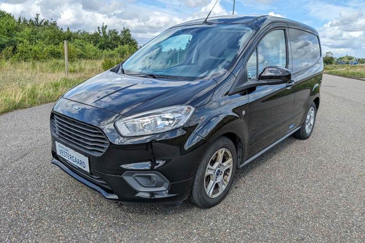 Sort Ford Transit Courier fra 2022 set udefra