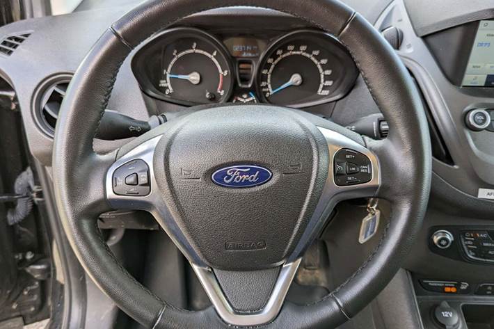 Sort Ford Transit Courier fra 2022 set indefra