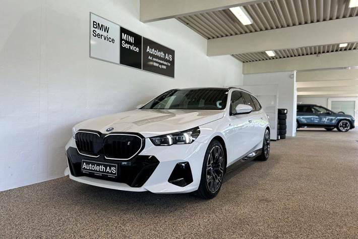 Hvid BMW i5 fra 2024 set udefra