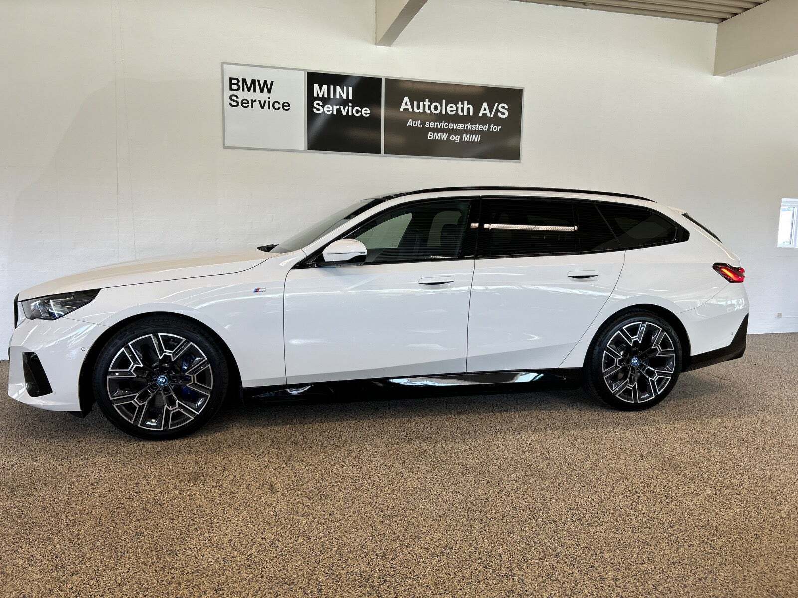 BMW i5 eDrive40 Touring Fully Charged M-Sport