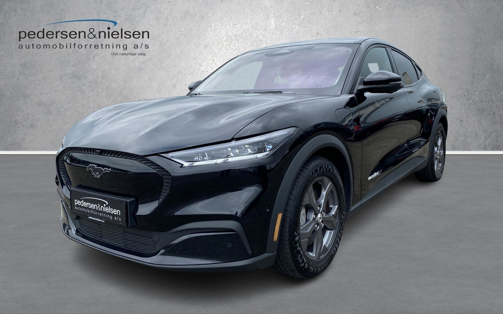 Sort Ford Mustang Mach-E fra 2021 set udefra