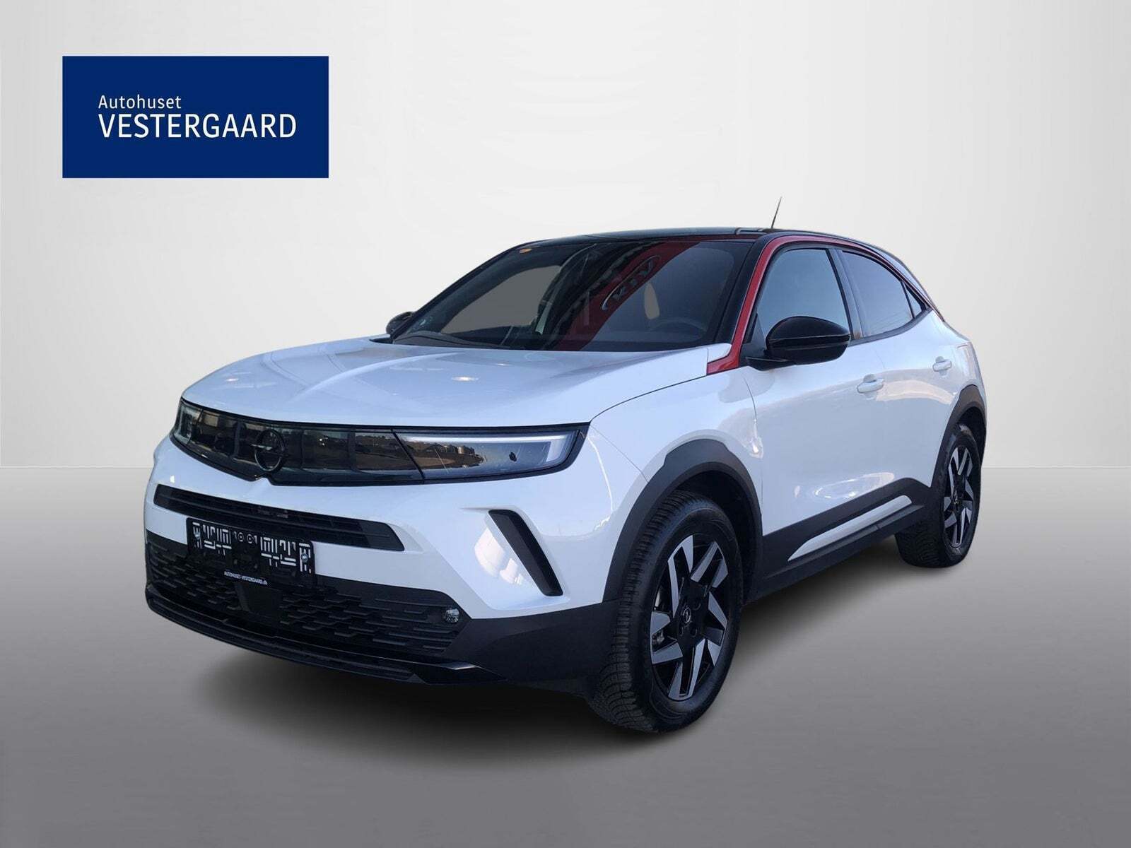 Hvid Opel Mokka-e fra 2023 set udefra