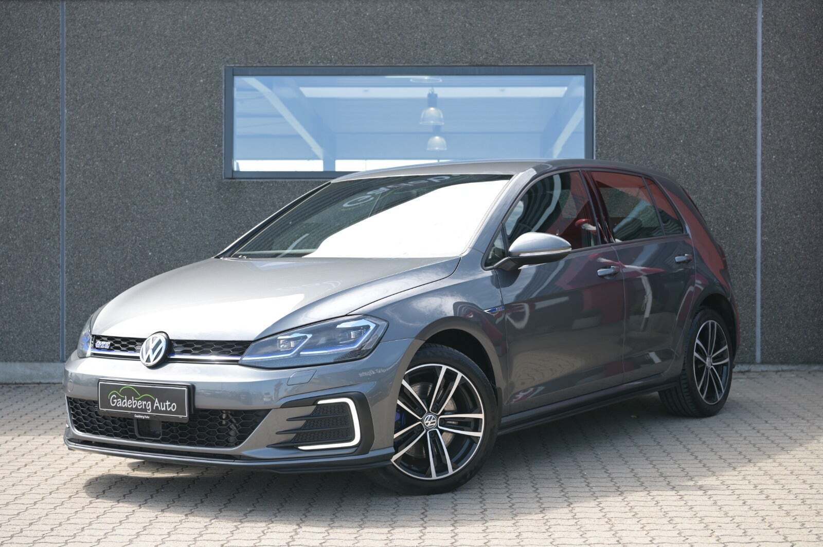 Grå VW Golf VII fra 2018