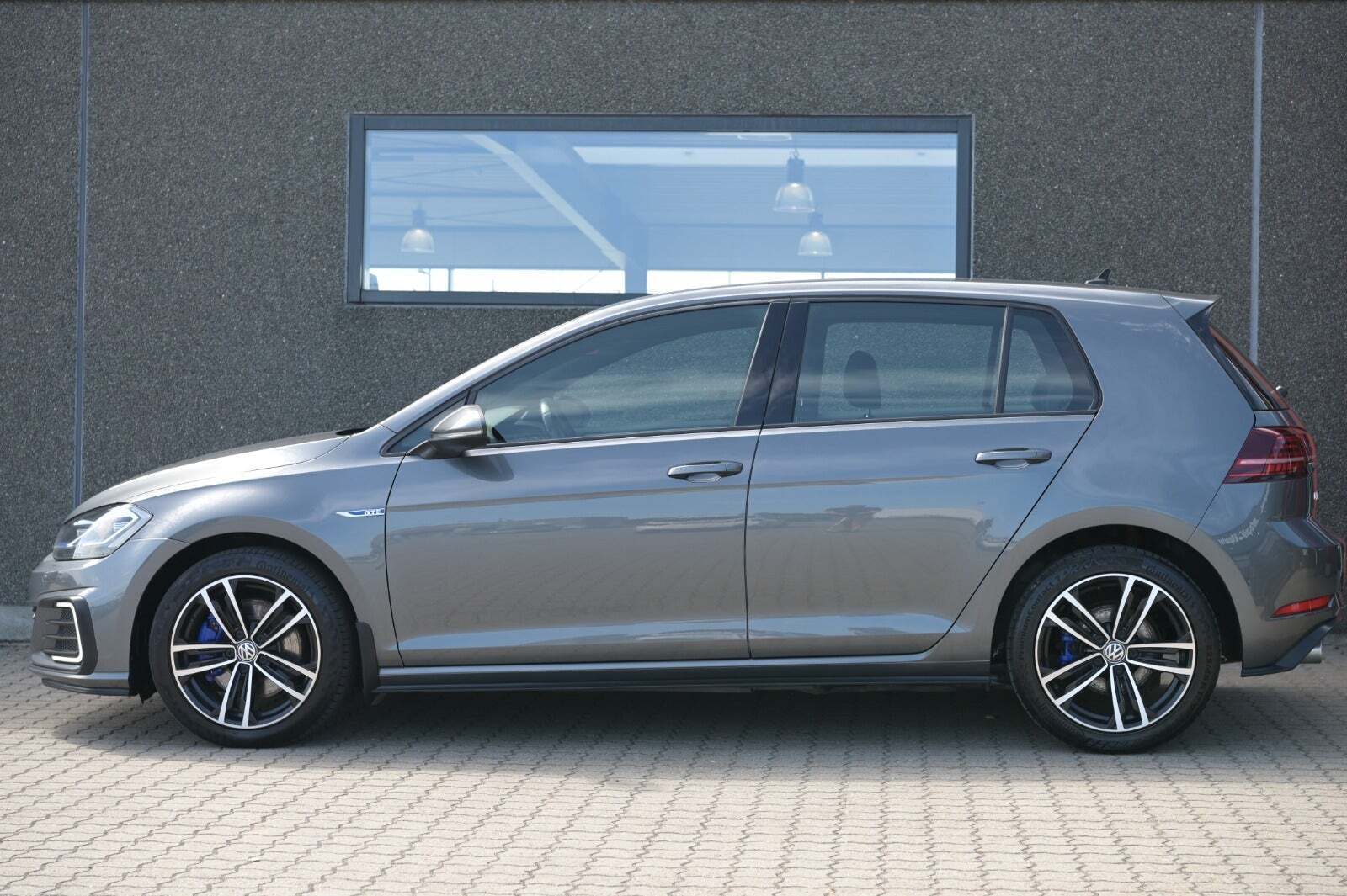 Grå VW Golf VII fra 2018