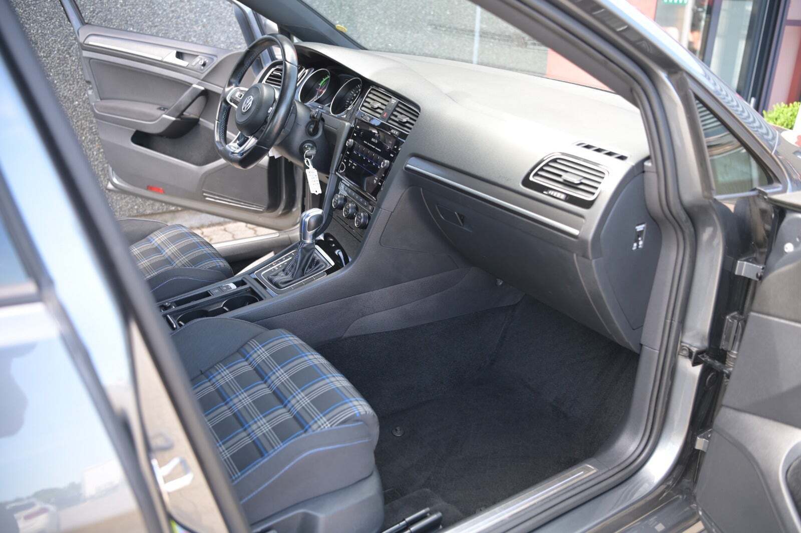 Grå VW Golf VII fra 2018