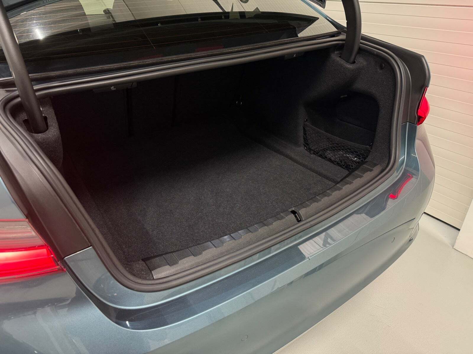 Turquoise BMW 320d fra 2019