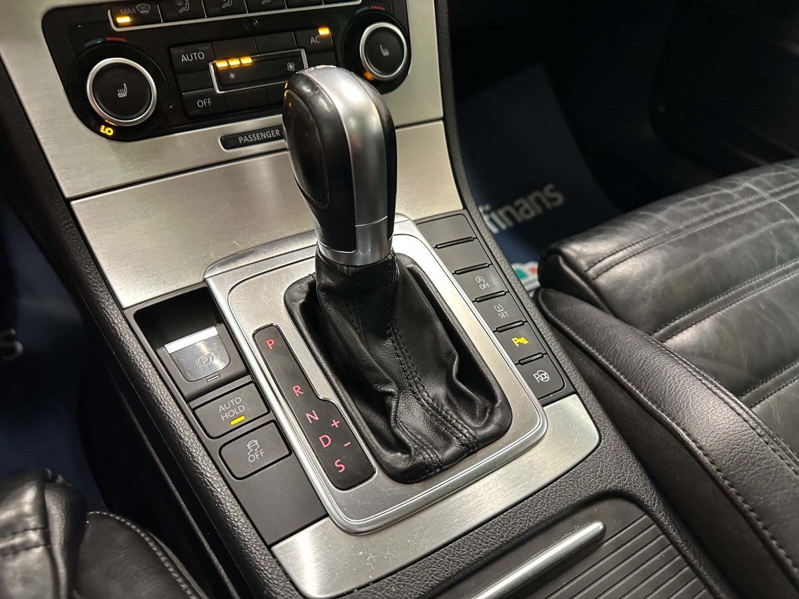 Hvid VW Passat fra 2011