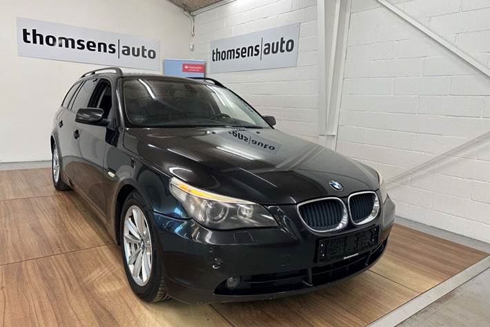Grå BMW 530d fra 2004 set udefra
