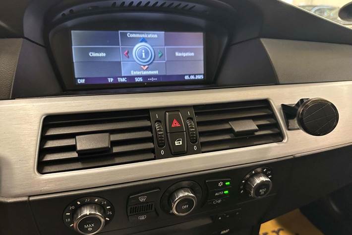 Grå BMW 530d fra 2004