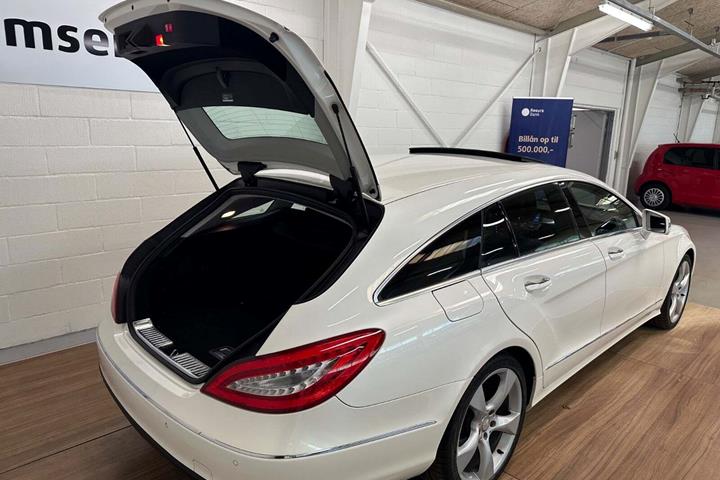 Sort Mercedes CLS350 fra 2014 set udefra
