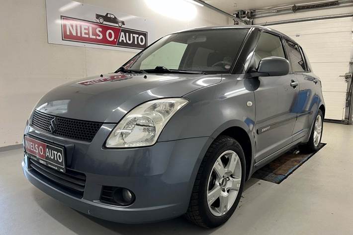 Grå Suzuki Swift fra 2006 set udefra