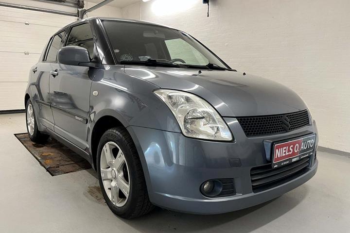 Grå Suzuki Swift fra 2006