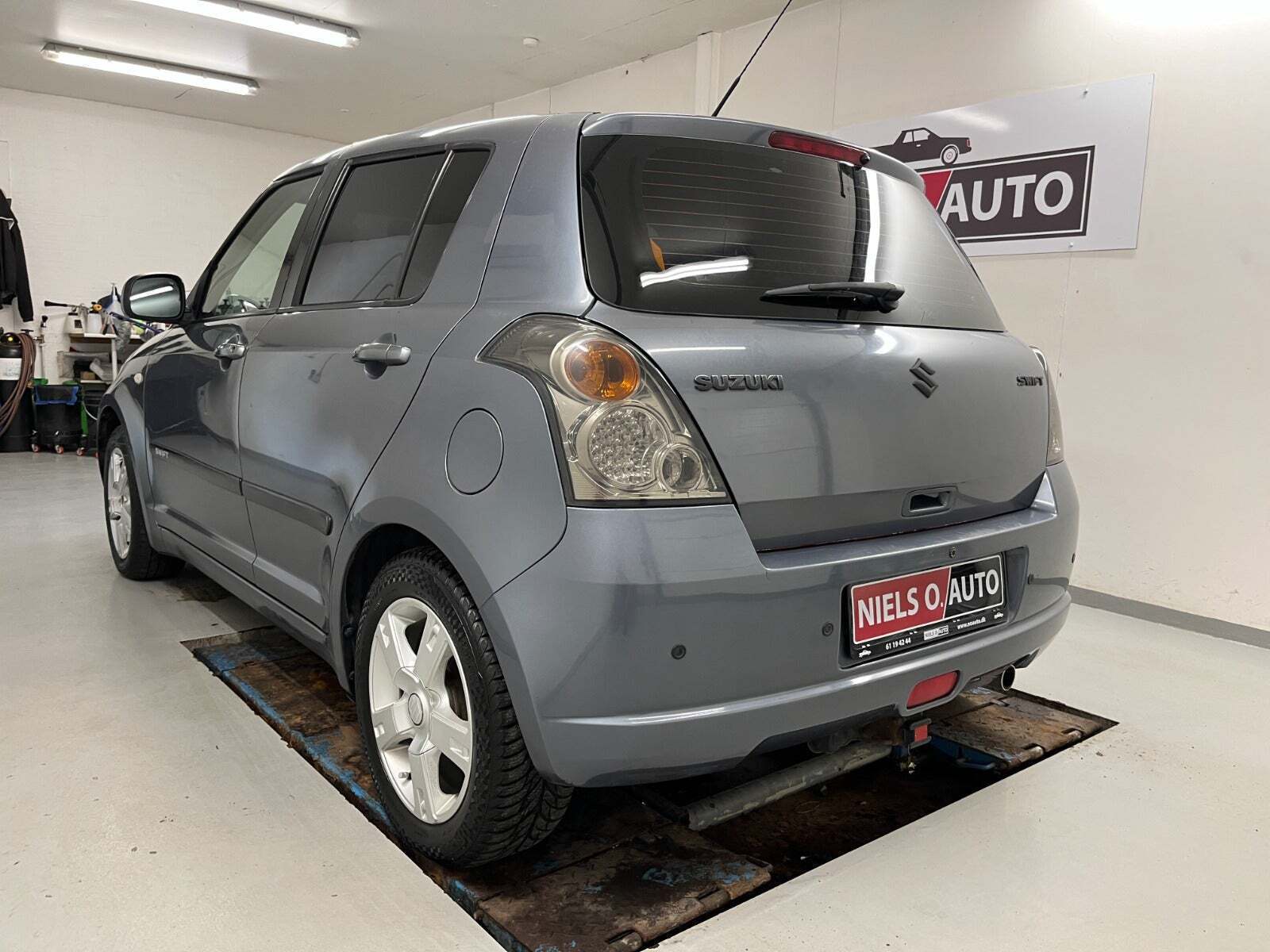 Grå Suzuki Swift fra 2006