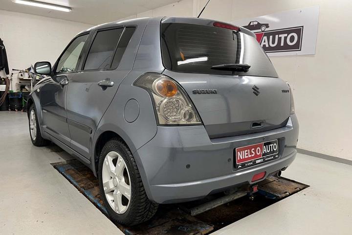 Grå Suzuki Swift fra 2006