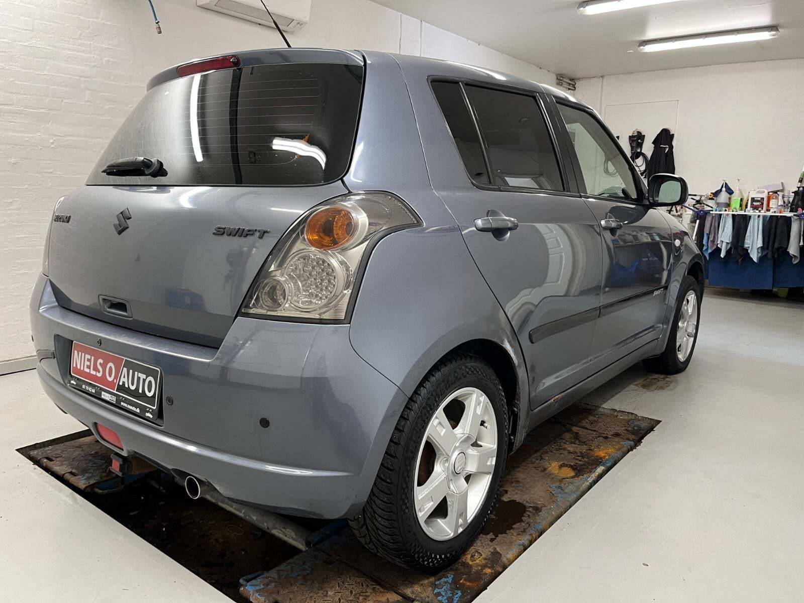 Grå Suzuki Swift fra 2006