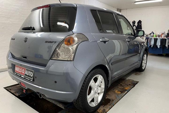 Grå Suzuki Swift fra 2006