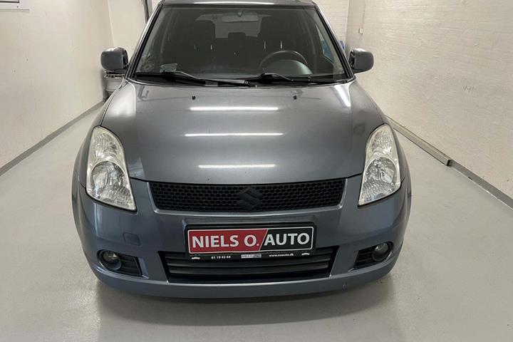Grå Suzuki Swift fra 2006