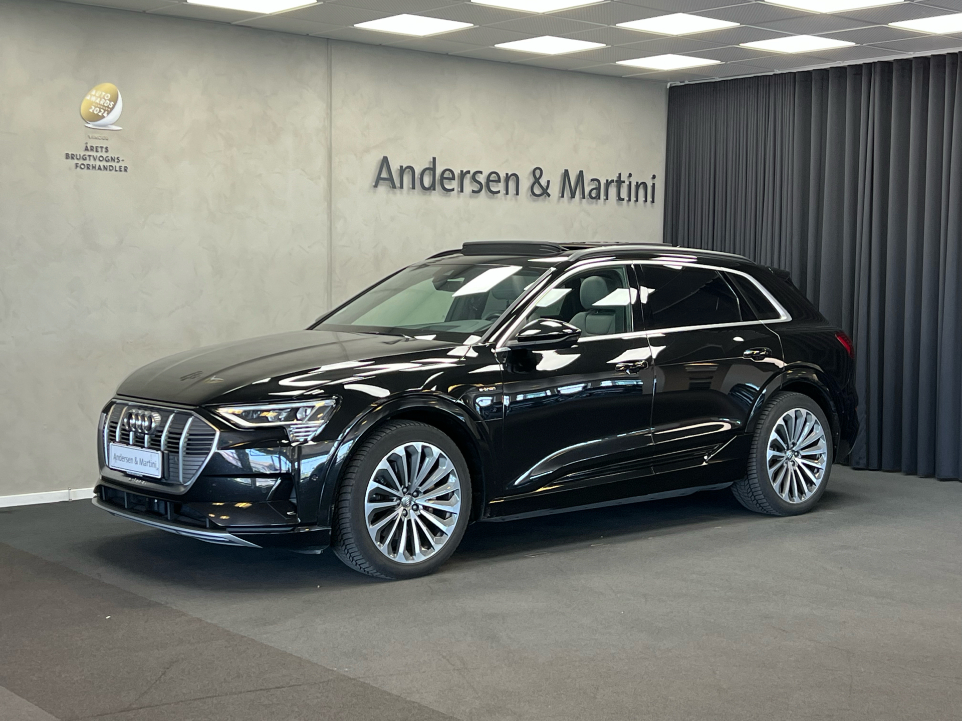 Sort Audi e-tron fra 2019 set udefra
