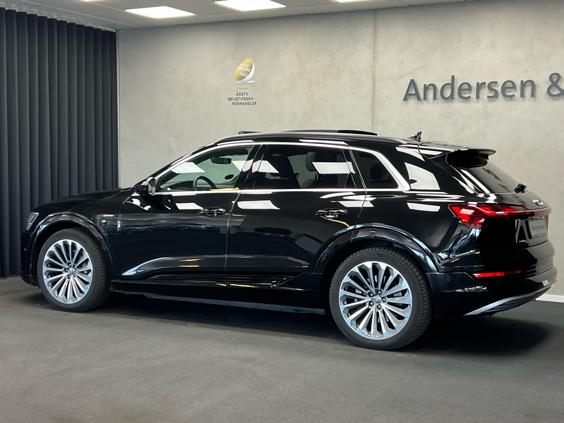 Sort Audi e-tron fra 2019 set udefra