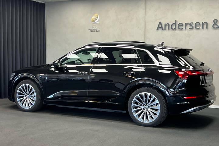 Sort Audi e-tron fra 2019 set udefra
