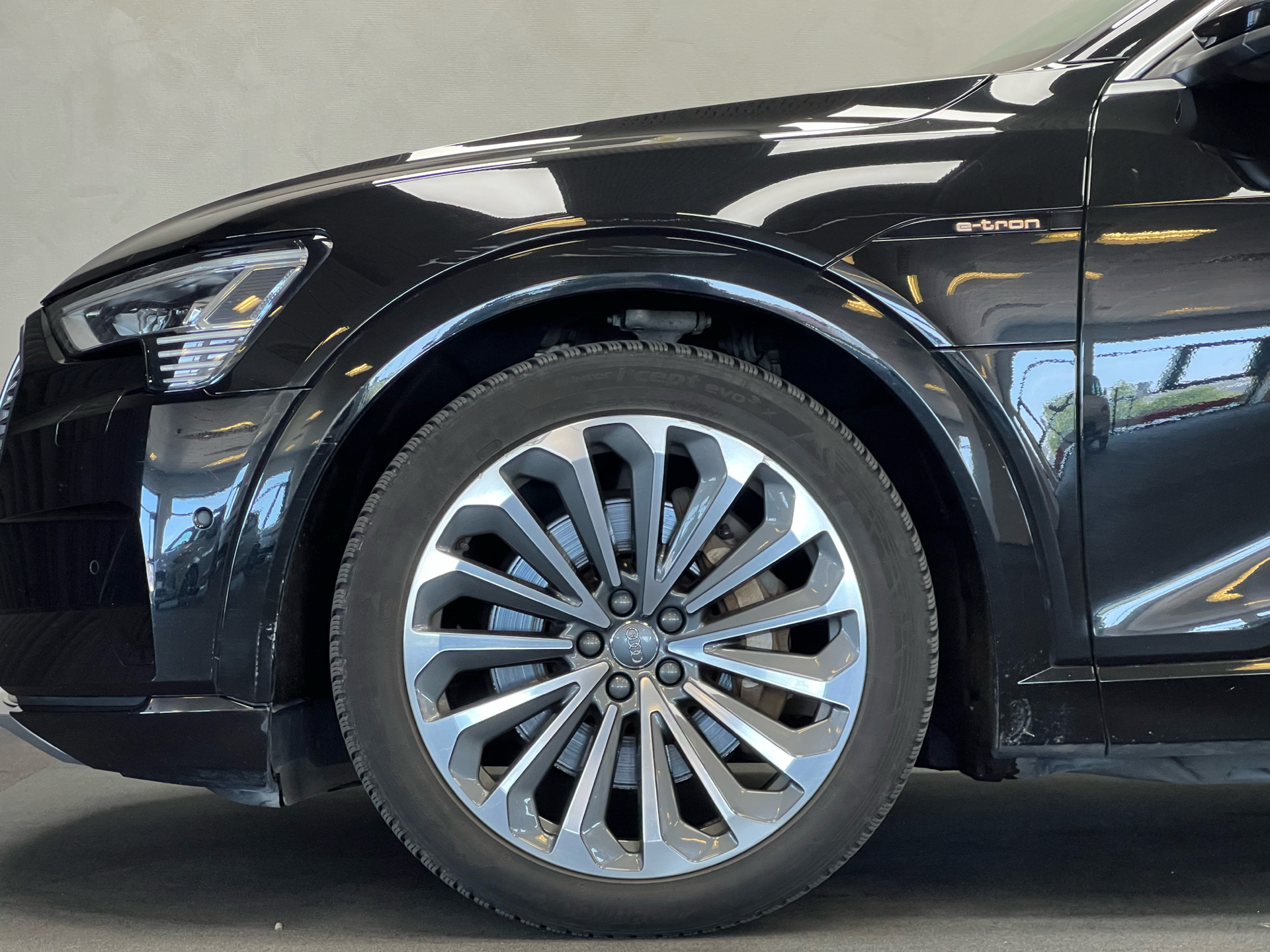 Sort Audi e-tron fra 2019 set udefra