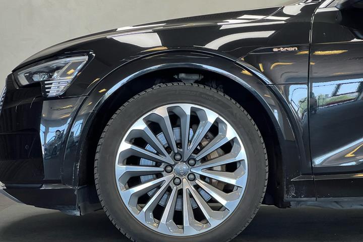 Sort Audi e-tron fra 2019 set udefra