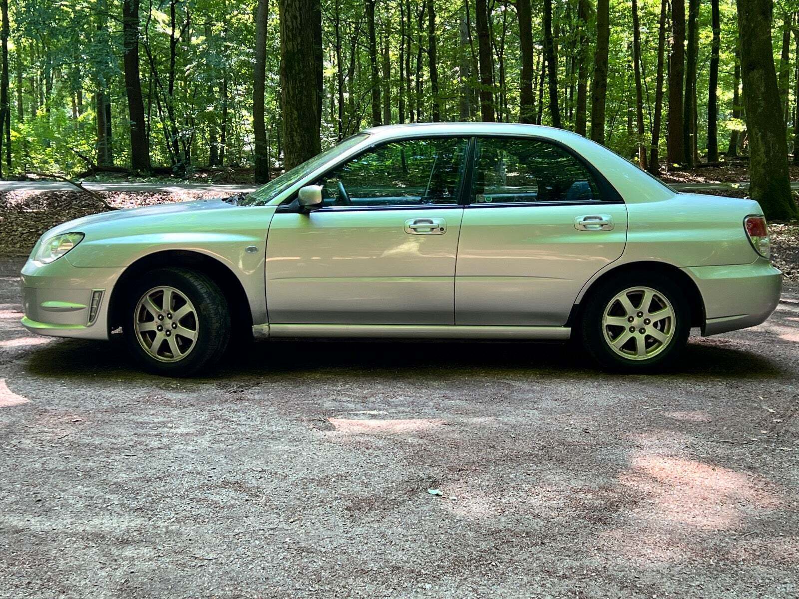 Sølv Subaru Impreza fra 2007 set udefra