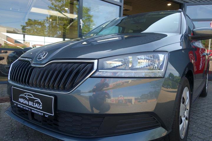 Grå Skoda Fabia fra 2019