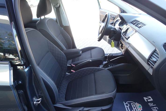 Grå Skoda Fabia fra 2019