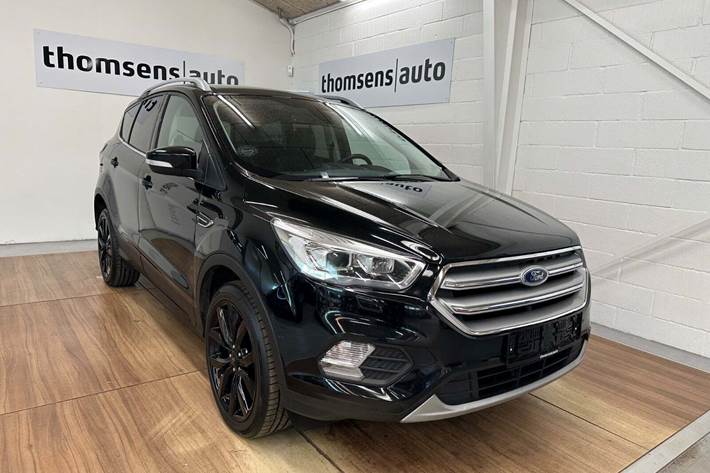 Sort Ford Kuga fra 2019 set udefra