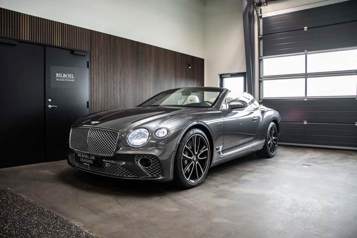 Grå Bentley Continental GTC fra 2019 set udefra