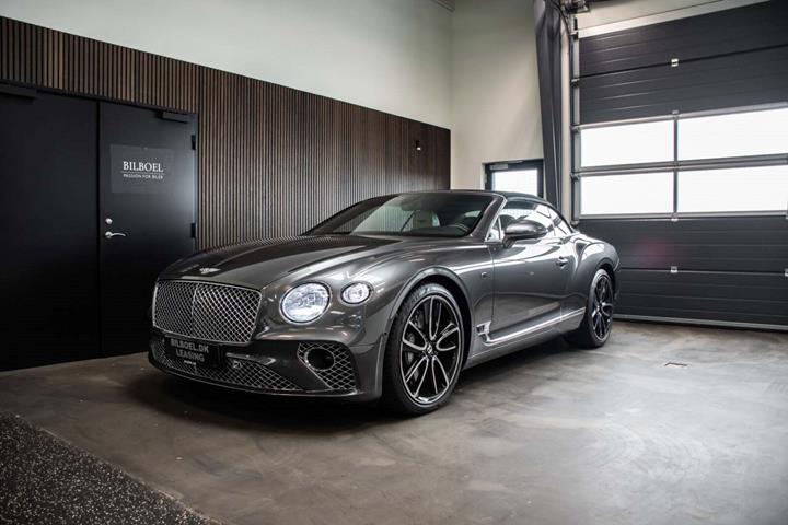 Grå Bentley Continental GTC fra 2019 set udefra