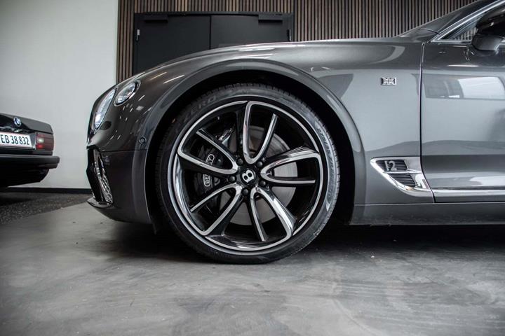 Grå Bentley Continental GTC fra 2019 set udefra