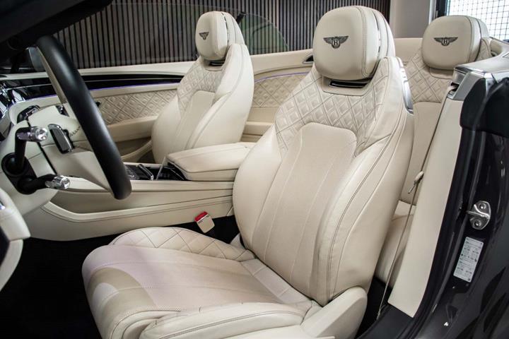 Grå Bentley Continental GTC fra 2019 set indefra
