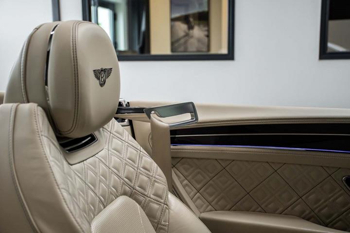 Grå Bentley Continental GTC fra 2019 set indefra