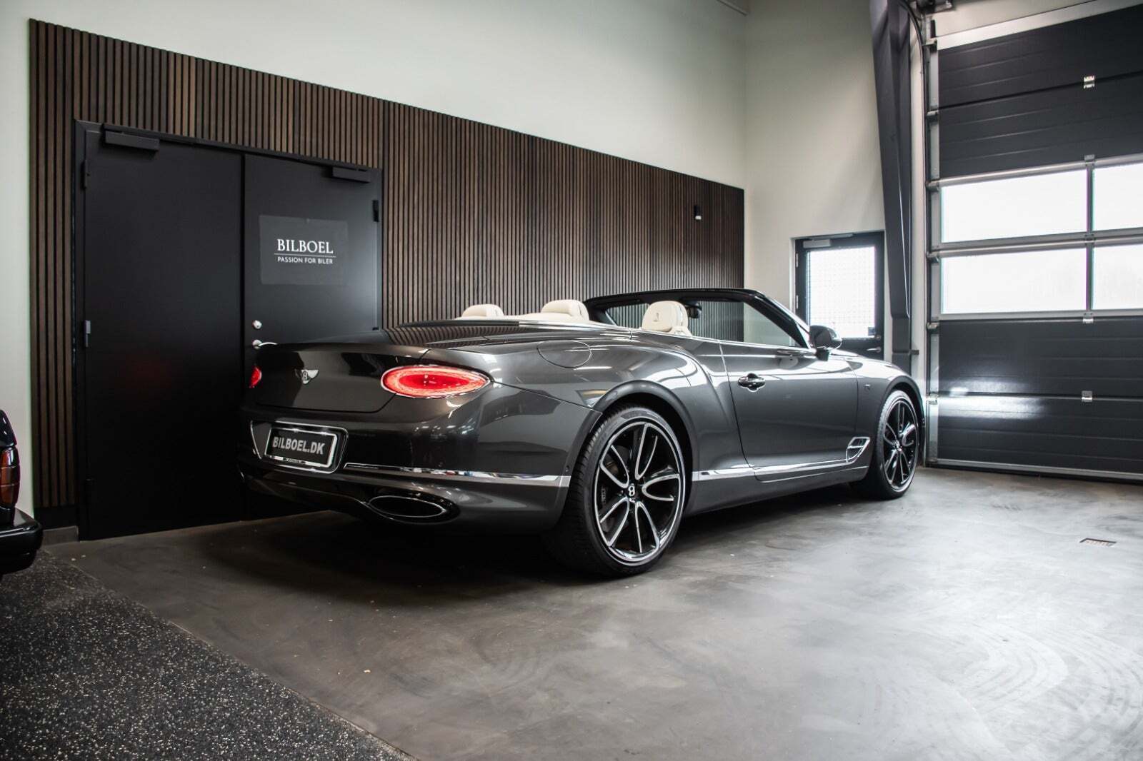 Grå Bentley Continental GTC fra 2019