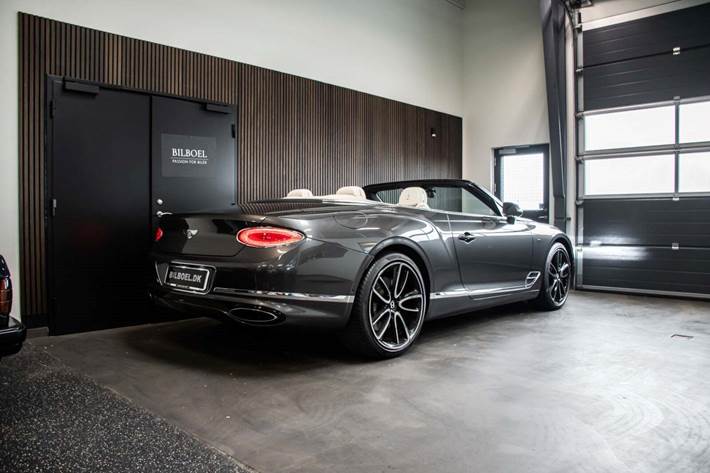 Grå Bentley Continental GTC fra 2019
