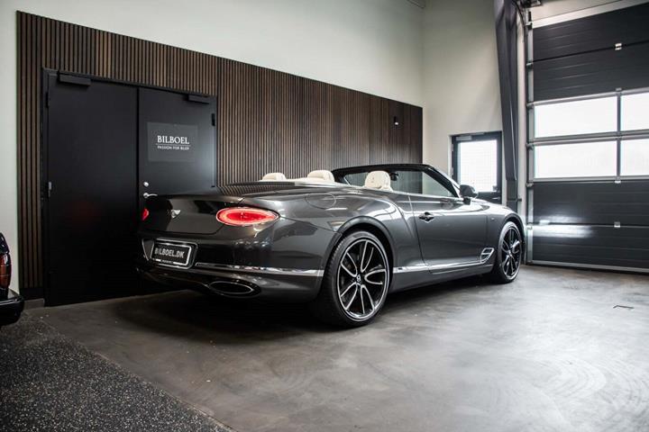 Grå Bentley Continental GTC fra 2019