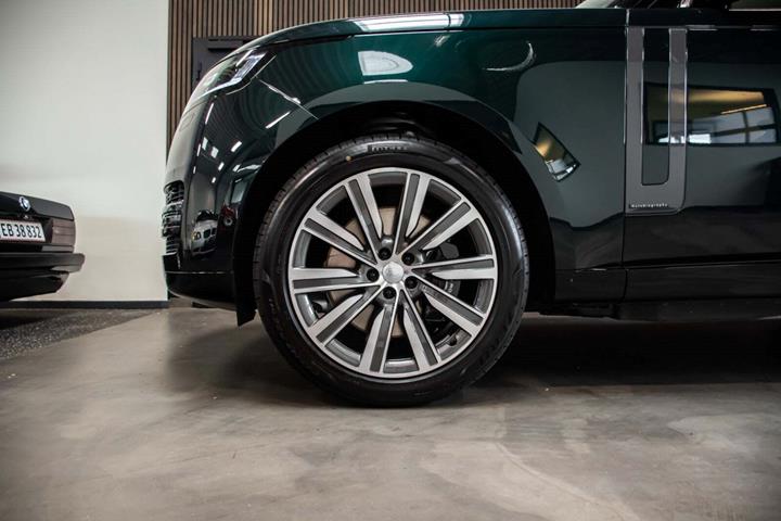 Grøn Land Rover Range Rover fra 2025 set udefra